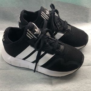Adidas Run swift toddler 9 shoes black & white